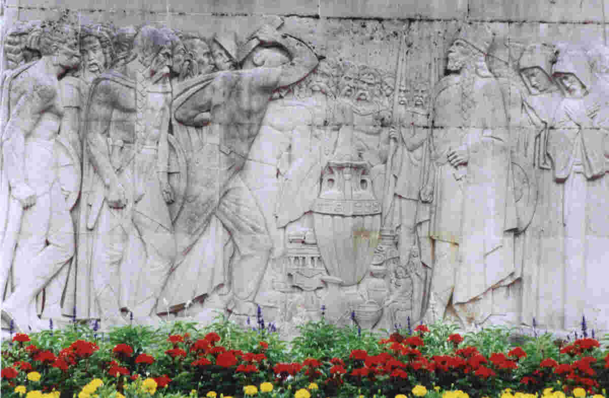 Bas relief du Monument aux Morts (Place Fernand Marquigny) symbolisant l'pisode du vase de Soissons