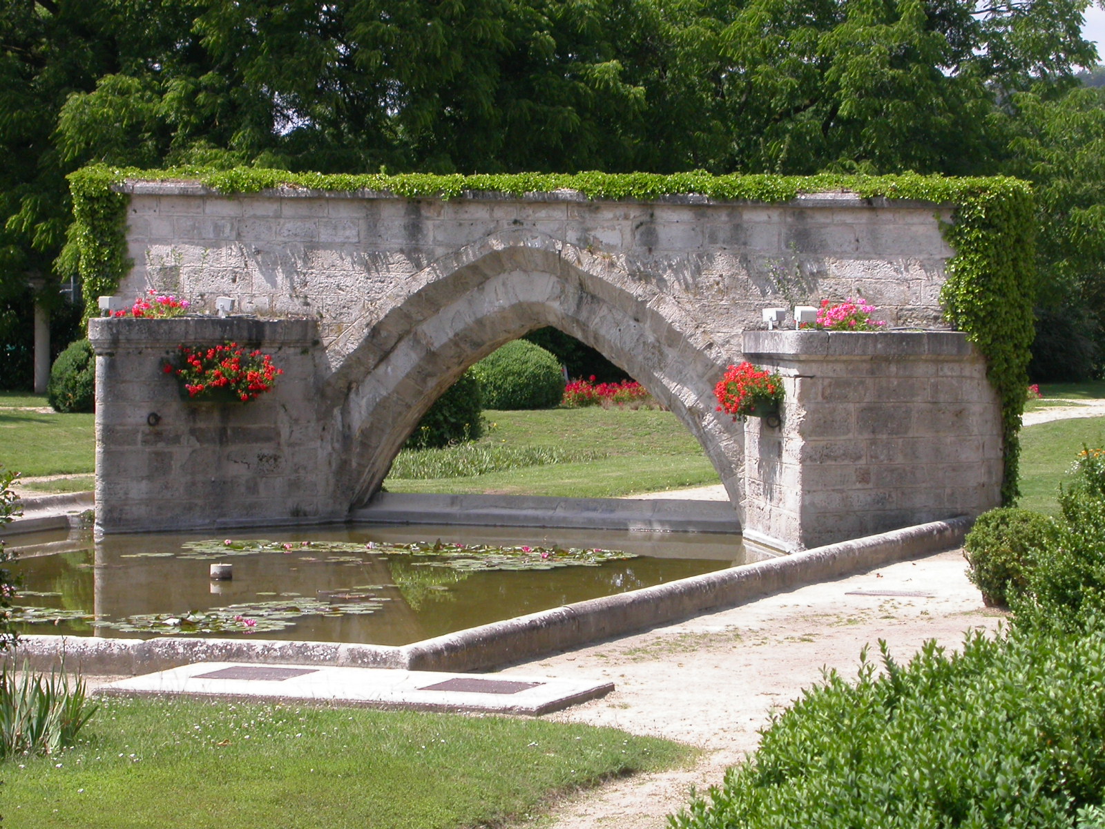 Arche de l'ancien pont installe au Parc Saint-Crpin